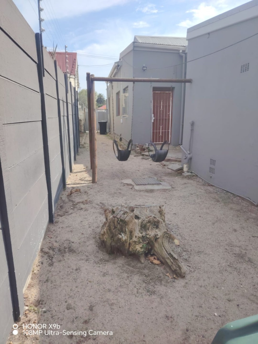 5 Bedroom Property for Sale in Wynberg Upper Western Cape